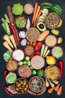 Protein, omega 3, vitaminler, mineraller, antosiyaninler, antioksidanlar, akıllı karbonhidratlar ve diyet lifleri olan sağlıklı gezegen konsepti için vegan yiyecekler. Düz yatıyordu.