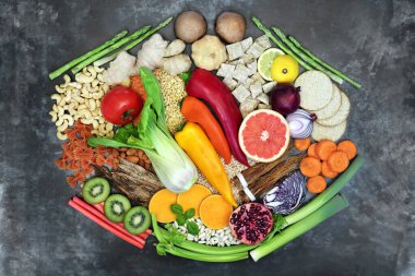 Antioksidanlı, antosiyaninli, vitaminli, mineralli, proteinli, omega 3 ve lifli sağlıklı yiyecekler için süper yiyecek. Grunge arkaplan üzerinde düz uzandı.