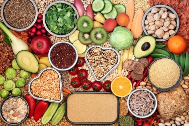 Protein, omega 3, vitaminler, mineraller, antosiyaninler, antioksidanlar, akıllı karbonhidratlar ve diyet lifleriyle dolu sağlıklı bir kalp konsepti için vegan gıdası. Etik yemek. Düz yatıyordu. 