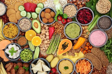 Sebze, meyve, tofu eti yerine geçen ürünler, mısır gevreği ve sos ile sağlıklı olmak için sebze bazlı vejetaryen gıdalar. Yüksek protein, antioksidan, vitamin, mineral, lif ve akıllı karbonhidratlar. Etik yemek..