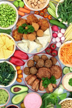 Bitki temelli hamburgerler, sosisler, toplar, sebzeli samosalar ve soğan bhajileri, sosisler, baklagiller ve abur cuburlarla besleyici bir vegan diyeti için sağlıklı yiyecekler. Protein, mineral, vitamin ve antioksidan açısından yüksek.