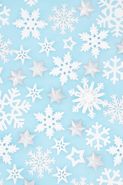 Flocos Neve Natal Estrelas Prata Fundo Azul Pastel Composição Festiva — Fotografia de Stock