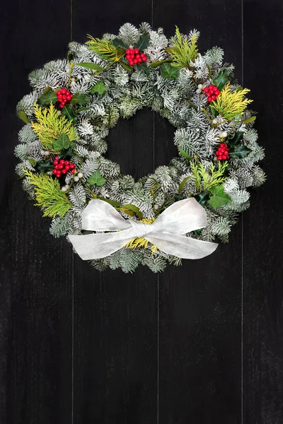 Traditioneller Weihnachtstannen Kranz Mit Winterbeere Stechpalme Grün Mit Weißer Schleife — Stockfoto