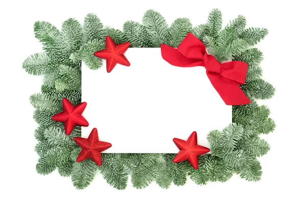 赤い弓とクリスマスの装飾の境界 白い背景に星の泡の装飾 雪はモミをカバーしました コピースペース付きのデザイン要素 トップビュー フラットレイアウト — ストック写真