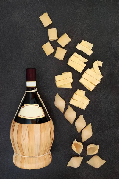 Traditionellt Italienskt Rött Vin Pasta Med Pappardelle Conchigle Pacheri Fläckig — Stockfoto