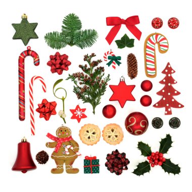 Beyaz arka planda yiyecek ve kış çiçekli Noel ziyafeti süslemeleri. Xmas dekoratif elementler tasarımı. Düz yatış, üst görünüm.