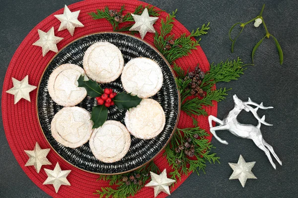 Deliciosos Pasteles Carne Picada Navidad Plato Con Acebo Baya Invierno — Foto de Stock