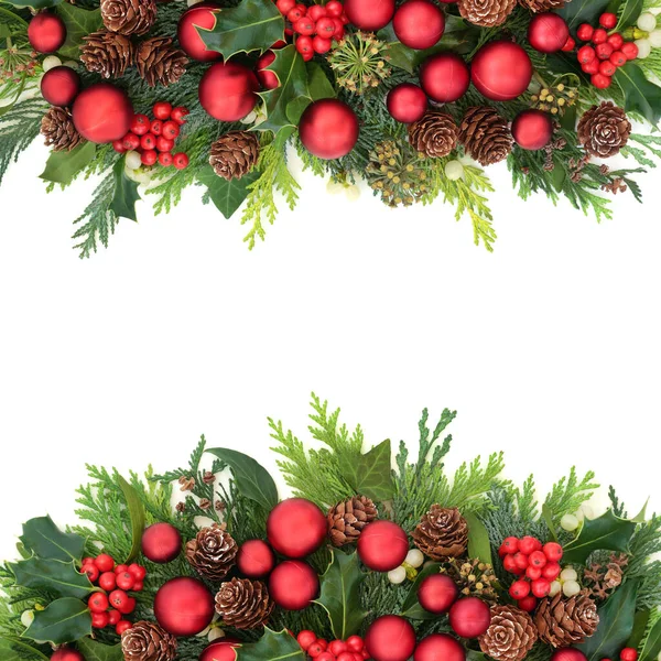 Weihnachten Festlichen Hintergrund Mit Roten Kugeln Dekorationen Natürlichen Wintergrün Von — Stockfoto
