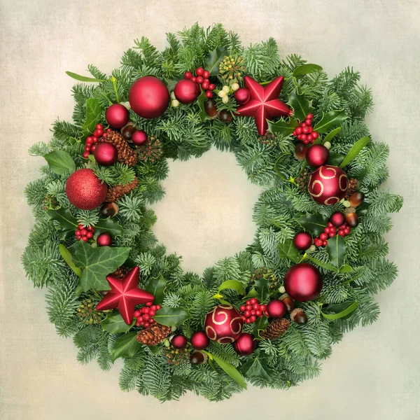 喜庆的圣诞花环 上面有红色易碎的装饰品 冬莓冬青 鳄寄生 橡果和松果在羊皮纸上 圣诞节假期的传统象征 复制空间 — 图库照片