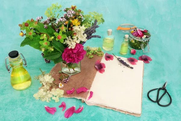 Preparat Ziołowy Ziół Kwiatów Stosowanych Produkcji Olejków Eterycznych Aromaterapii Zeszytu — Zdjęcie stockowe