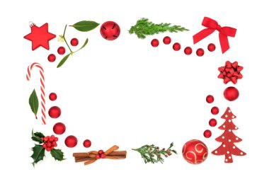 Kırmızı süslemeli Noel eğlencesi soyut arkaplan sınırı, beyaz üzerine Holly & Winter Flora. Tatil sezonu için Xmas şenlik tasarımı. Üst görünüm, düz görünüm, kopyalama alanı.