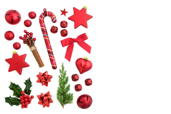 Kerst Symbolen Met Rode Bauble Decoraties Strikken Winter Hulst Spar — Stockfoto