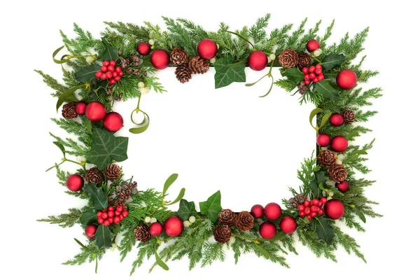 Festliche Weihnachtseinfassung Auf Weißem Hintergrund Mit Rotem Christbaumschmuck Wintergrün Aus — Stockfoto