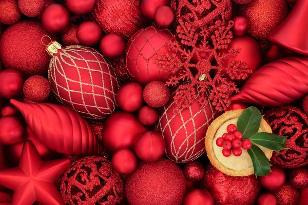 Traditionele Kerst Gehaktentaart Met Hulst Rode Bauble Decoraties Vormen Een — Stockfoto