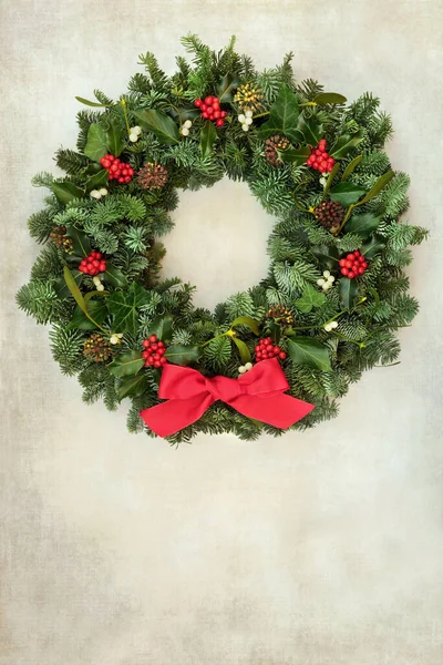 Festlicher Adventskranz Mit Winterbeeren Stechpalme Misteln Tannenzapfen Auf Pergamentpapier Traditionelles — Stockfoto