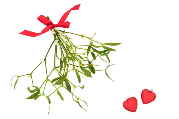 用弓形花束和两个红色的心形装饰装饰象征着爱的白色背景 浪漫的冬至观念 圣诞佳节假期 — 图库照片