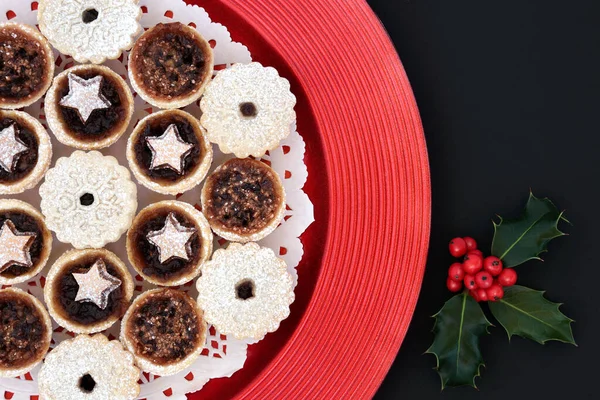 Natale Torta Macinata Fatta Casa Tratta Piatto Rosso Con Agrifoglio — Foto Stock