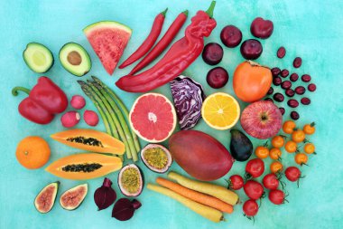 Bağışıklık sistemi sağlıklı gıdayı arttırır. Yüksek oranda likopene, antosiyanin, antioksidan, vitamin, mineral ve diyet lifleri. Üzerinde mavi benekli meyve ve sebzelerle. Sağlık sigortası konsepti. Düz yatıyordu.