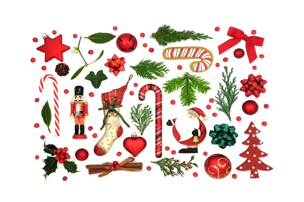 バラ色の装飾 冬の緑と緩やかなホリーベリーと白い背景に食べ物とクリスマスの組成 お祝いの季節のクリスマステーマ フラットレイアウト トップビュー コピースペース — ストック写真
