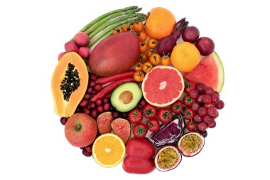Kolesterolü düşürmek için yüksek miktarda likopene içeren sağlıklı yiyecekler ayrıca antioksidan, anthocaynin, vitamin, mineral ve diyet lifleri içeriyor. Kalp sağlığı için sağlık konsepti, bembeyaz arka planda yatıyordu.