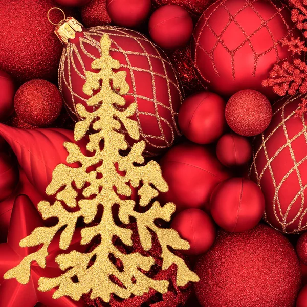 Abstraktes Gold Christbaum Und Roter Christbaumschmuck Bilden Einen Festlichen Hintergrund — Stockfoto