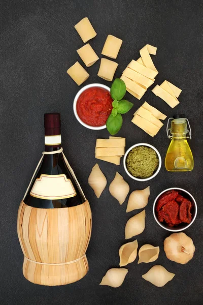 Clásicos Ingredientes Cocina Italiana Vino Tinto Botella Mimbre Con Selección — Foto de Stock