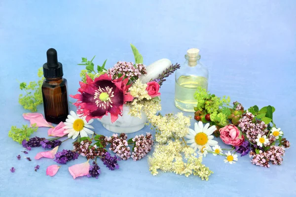 Illóolajkészítmény Aromaterápiához Természetes Gyógynövényekhez Nyári Virágokkal Gyógynövényekkel Csepegtető Olajos Palackokkal — Stock Fotó