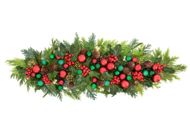 Noel yeşili & kırmızı takı süslemesi. Beyaz arka planda Noel yeşili, sarmaşık, ökseotu, selvi çiçeği ve çam kozalakları. Tatil sezonu için şenlikli kompozisyon.
