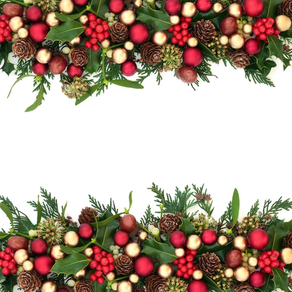 冬のベリーホリー グリーンと赤と金のボールベアリングの装飾とクリスマスの境界線 白い背景にクリスマス 新年の組成物 フラットレイアウト トップビュー コピースペース — ストック写真