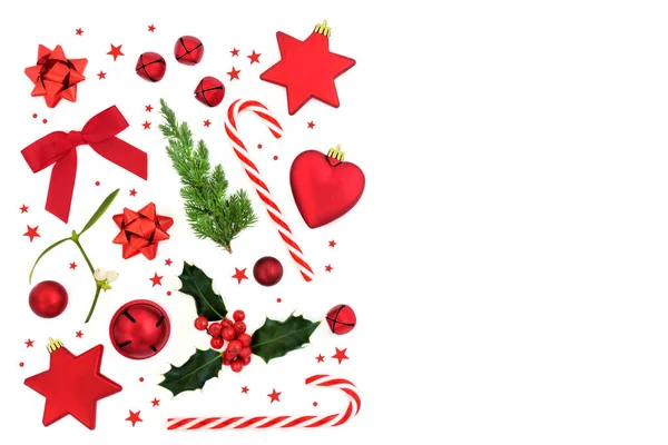 冬のホリー ミステリー テキストのための空のスペースと白い背景にジュニパーモミと 星とお祭りのクリスマスの赤い泡の装飾 クリスマス休暇のテーマ フラットレイアウト トップビュー — ストック写真