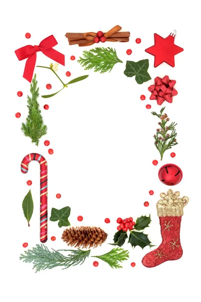 白い背景に緩やかな果実を持つ赤い泡の装飾 ホリー 冬の緑とクリスマスのお祝いの国境 概要Xmasの構成 フラットレイアウト トップビュー コピースペース — ストック写真