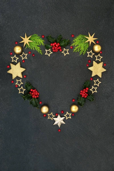 Абстрактні Різдвяні Прикраси Формі Серця Зимовими Голлі Вільні Ягоди Кедровий — стокове фото
