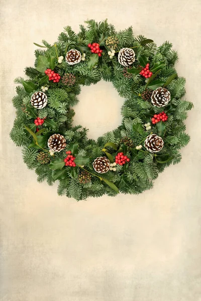 Świąteczny Świąteczny Wieniec Zimową Jagodą Jemiołą Szyszkami Sosnowymi Pergaminie Tradycyjna — Zdjęcie stockowe