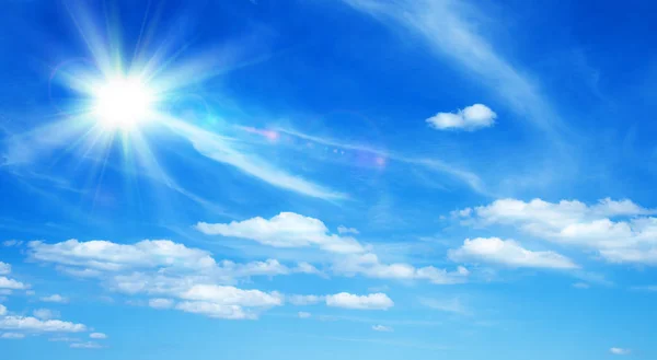 Сонячний фон, блакитне небо з сонцем і хмарами — стокове фото