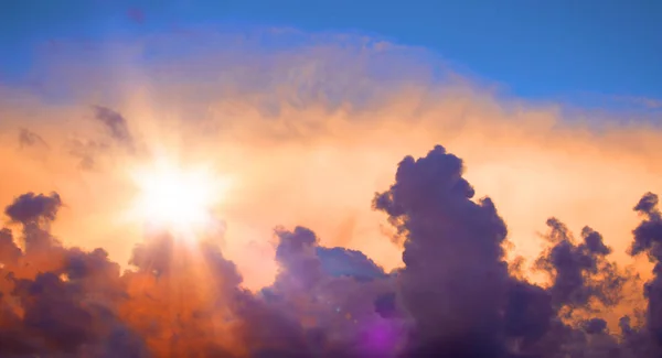 Prachtige zonsondergang hemel met wolken — Stockfoto