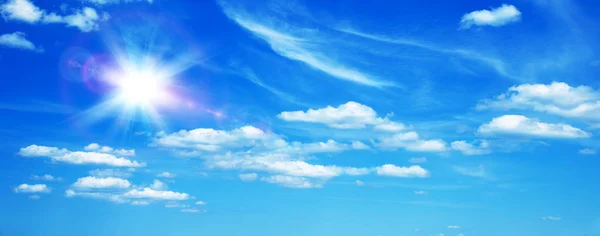 Сонячний фон з хмарами — стокове фото