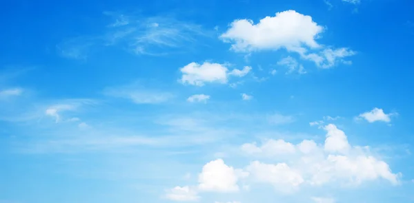 Fondo, cielo azul con nubes blancas —  Fotos de Stock