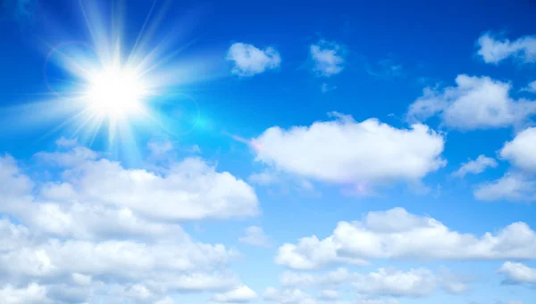 Slunné pozadí, modrá obloha s mraky a sluncem — Stock fotografie