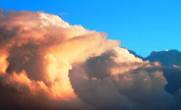 Dramático pôr do sol nuvens — Fotografia de Stock