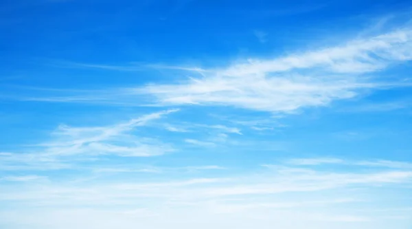 Sonniger Hintergrund mit weißen Wolken — Stockfoto