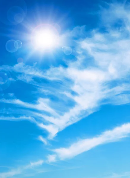 Zonnige Natuurlijke Achtergrond Blauwe Lucht Met Zon Witte Wolken — Stockfoto