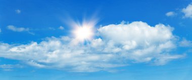 Güneşli arka plan, mavi gökyüzü beyaz bulutlar ve güneş