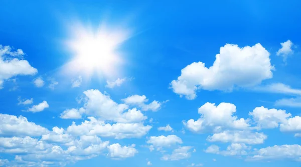 Ηλιόλουστο Φόντο Μπλε Ουρανός Άσπρα Σύννεφα Και Ήλιο — Φωτογραφία Αρχείου