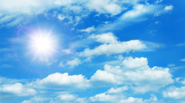 Güneşli arka plan, mavi gökyüzü beyaz bulutlar ve güneş