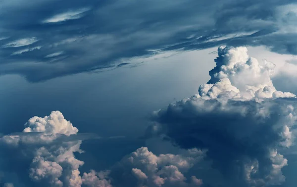 戏剧化的暴风雨云作为自然背景 危险的积云笼罩着深蓝色的天空 — 图库照片