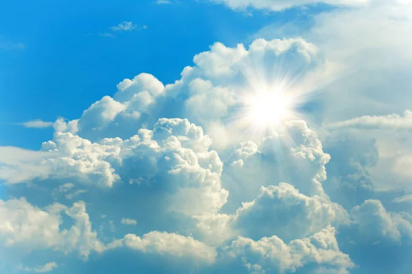 Fundo Ensolarado Céu Azul Com Nuvens Brancas Sol — Fotografia de Stock