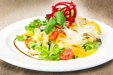 Pancar dekorasyonu ile karışık salata tabak