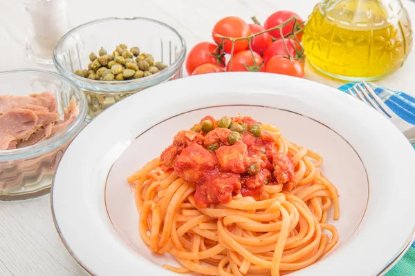 Spaghetti Sosem Tuńczyka Kaparami — Zdjęcie stockowe