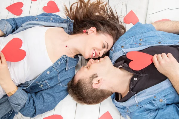 Casal Deitado Chão Madeira Com Corações — Fotografia de Stock