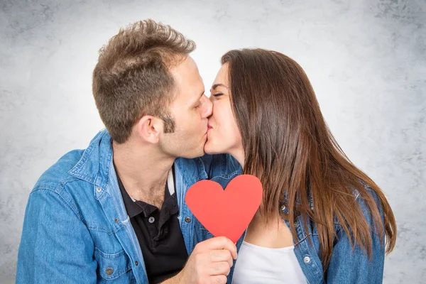 Besos Pareja Con Rojo Corazón Forma —  Fotos de Stock